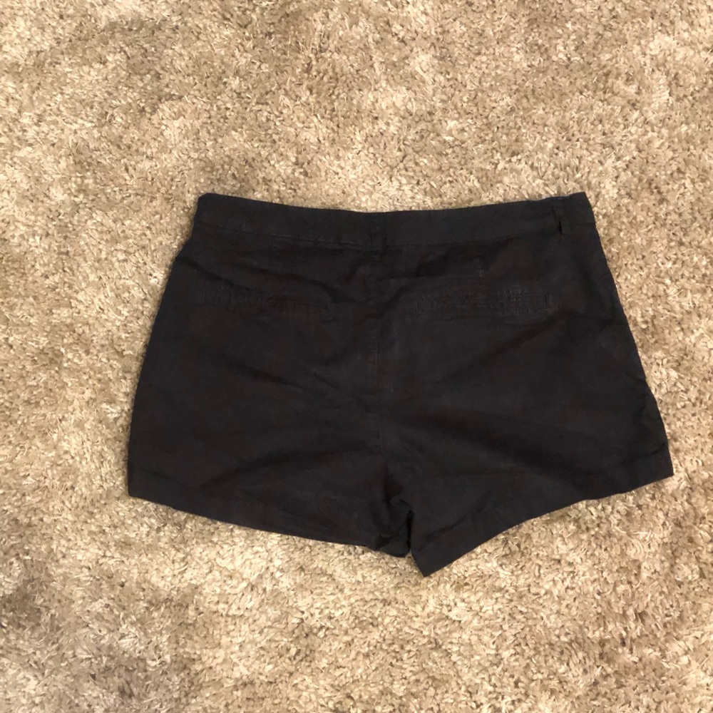 Old navy 3.5” inseam shorts in black - Picture 2 of 4